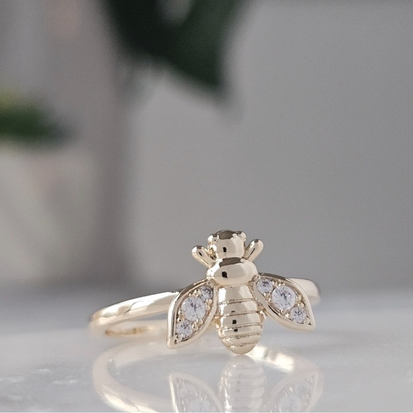 Super {Sweet} Honey Bee Ring by Charmed Aroma in Size 6 Gold 🐝 - Picture 2 of 6